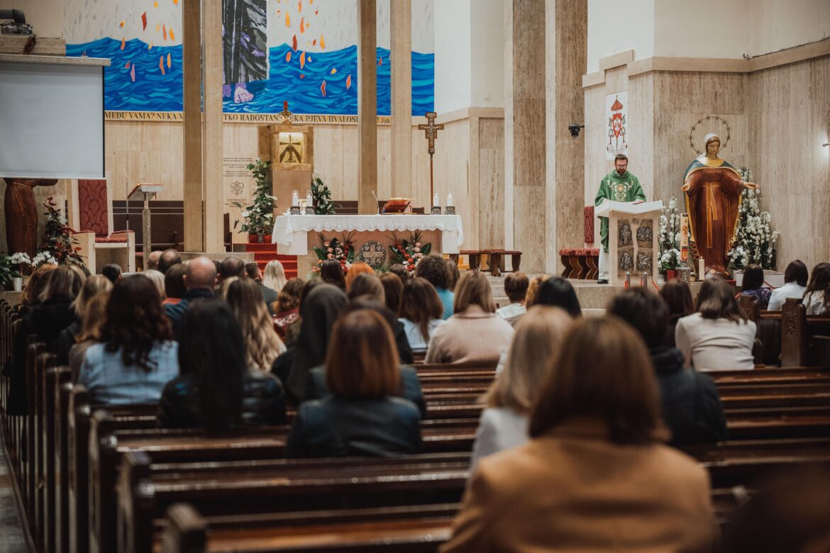 crkva, misa, svećenik-min